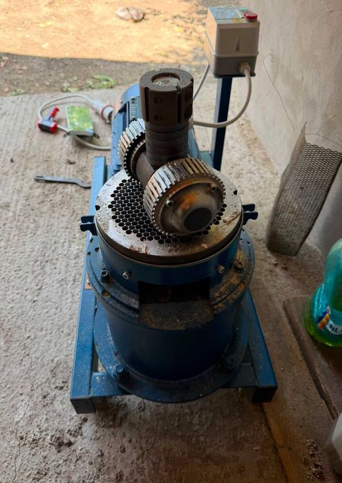 Presa peleți, trifazic cu motor 7,5 KW ,2 ani Garantie