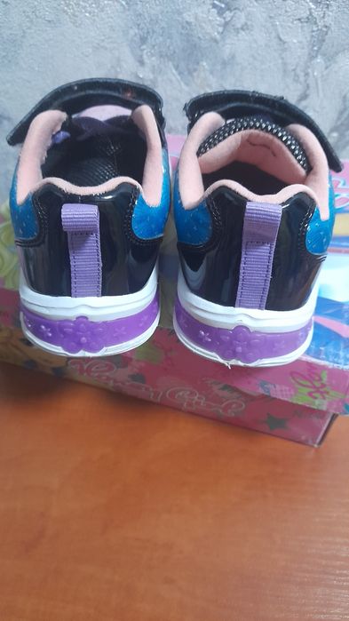 Кроссовки на девочку