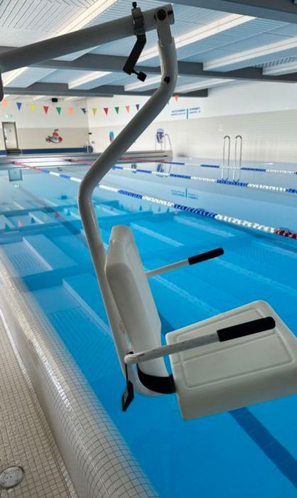 Мобилен лифт за басейн за рехабилитация