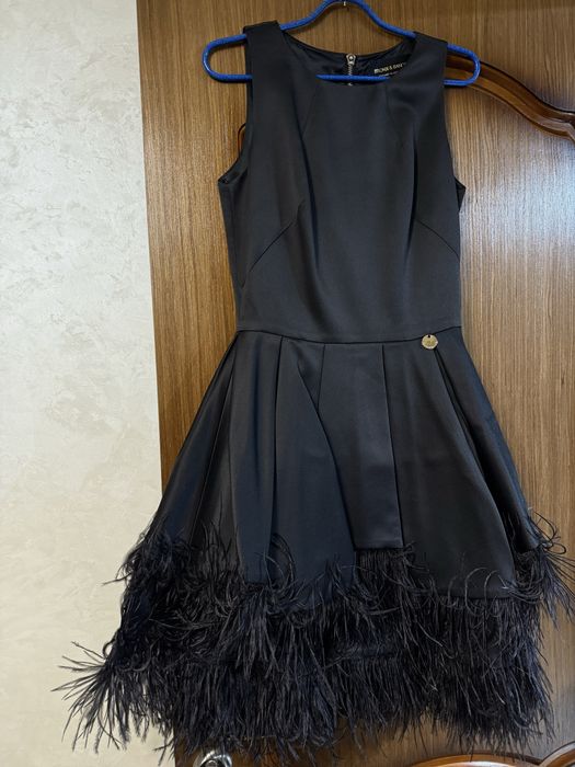Чёрное платье с перьями
