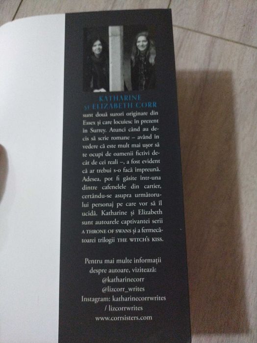 De Vanzare Romanul Fiica Intunericului scris de surorile Corr