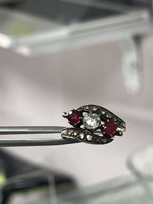 Античен златен пръстен „Трилогия“ с диаманти и рубини (19-ти век)