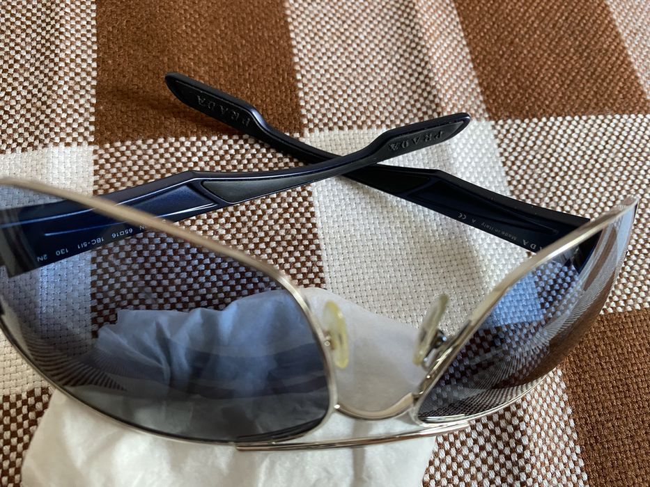 Vînd ochelari de soare ,PRADA ,