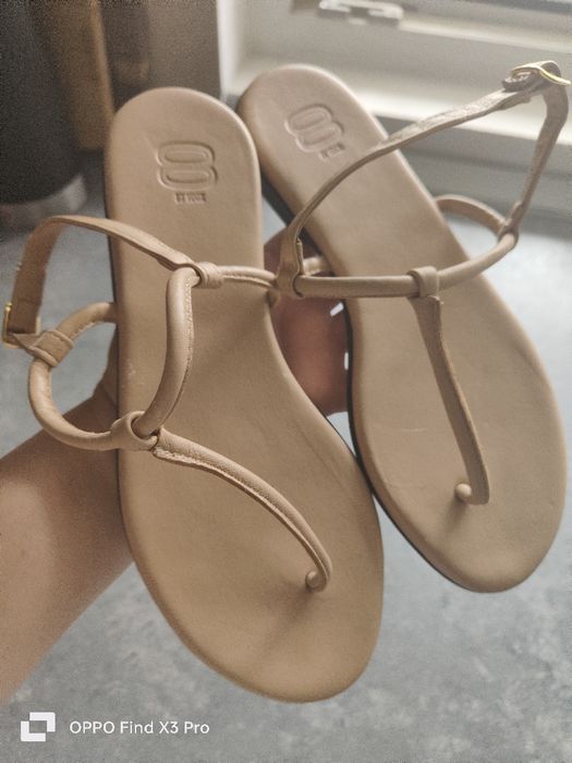 Vând sandale piele