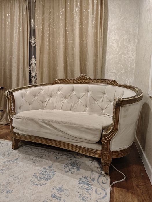 Диван резной в классическом стиле
