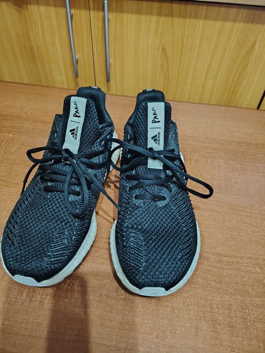 Vînd adidași alergare  Alphabosst Parley mărimea 40