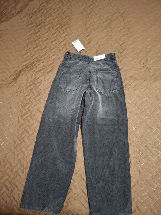 дънки Bershka + шапки с козирка Cropp