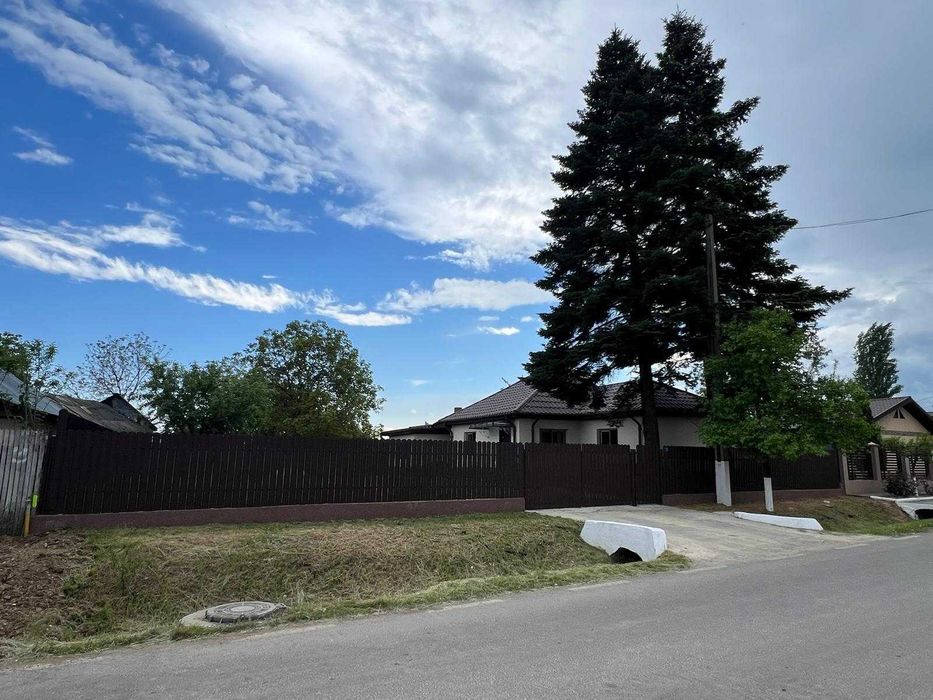 Vanzare Teren intravilan 4971 mp și Casă renovată complet exterior