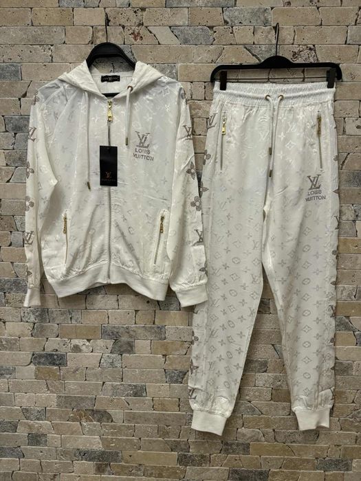 Дамски топ модели комплекти.