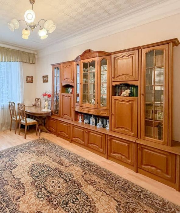 Чиланзар 1. Кирпич 1 комнатная продается квартира.  Балкон 1/6
