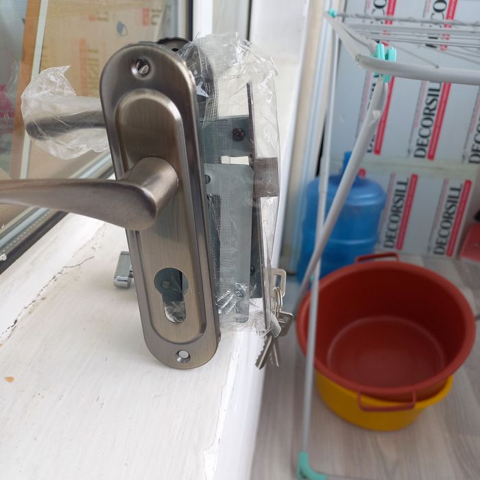 Врезной замок новый