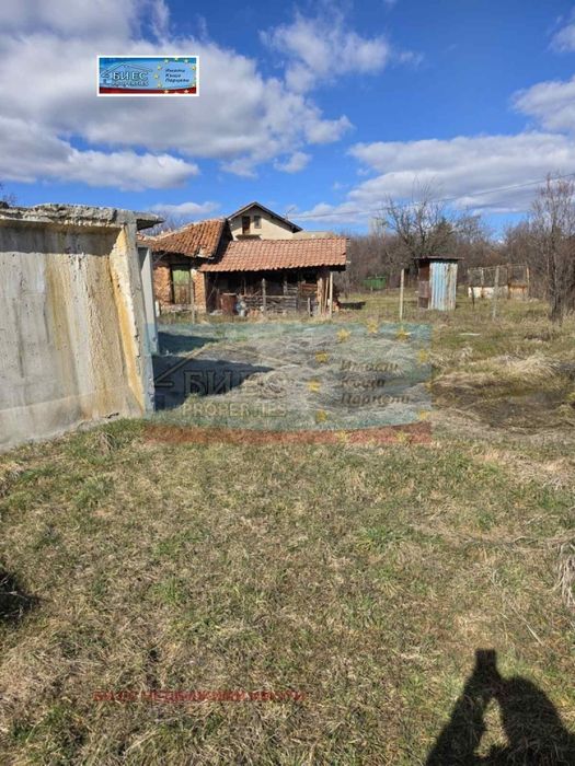 УПИ в с. Кошарево 420 м² със собствен водоизточник и 2 гаражни клетки