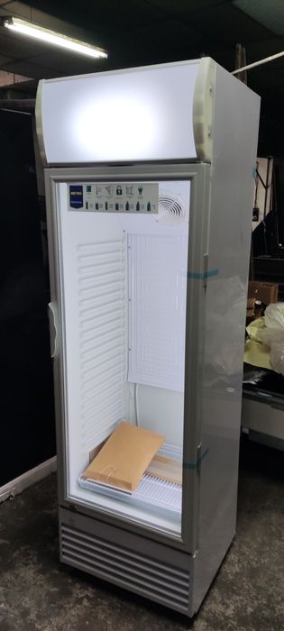 Нова хладилна витрина