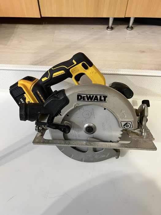 Circular de mana DeWalt DCS 570 foarte bun 5Ah