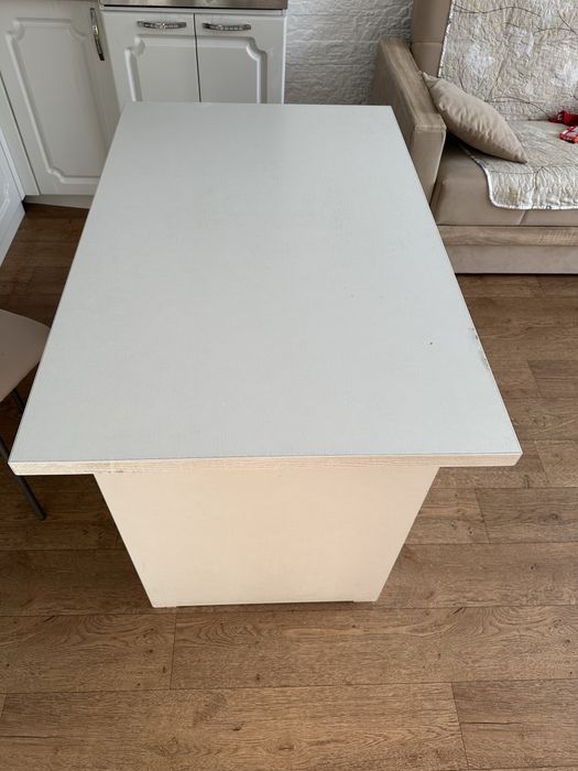 Продам стол обеденный