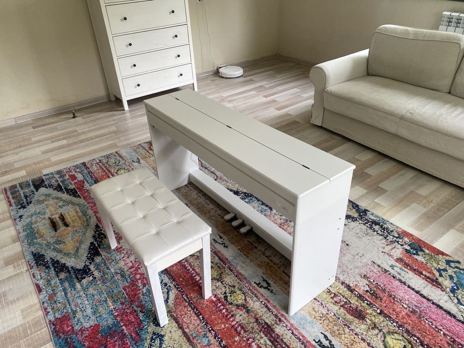 Электронное пианино с пуфиком