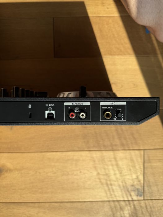 Pioneer DJ ddj-SB3 - ДиДжей пулт робтещ със Serato и други