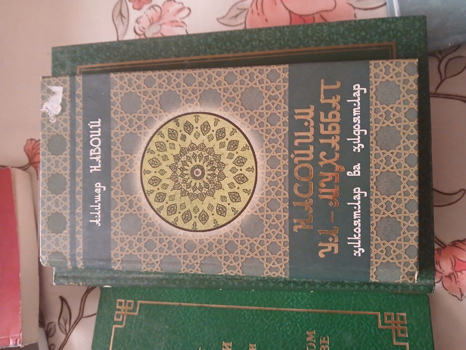 Kitoblar sotiladi...Holati zòr..