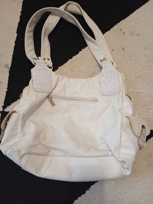 Дамска актуална дамска чанта.