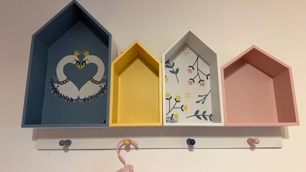 Детска етажерка/закачалка