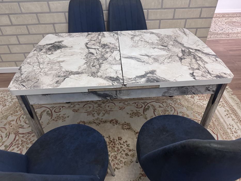 Продам кухонный стол со стулями