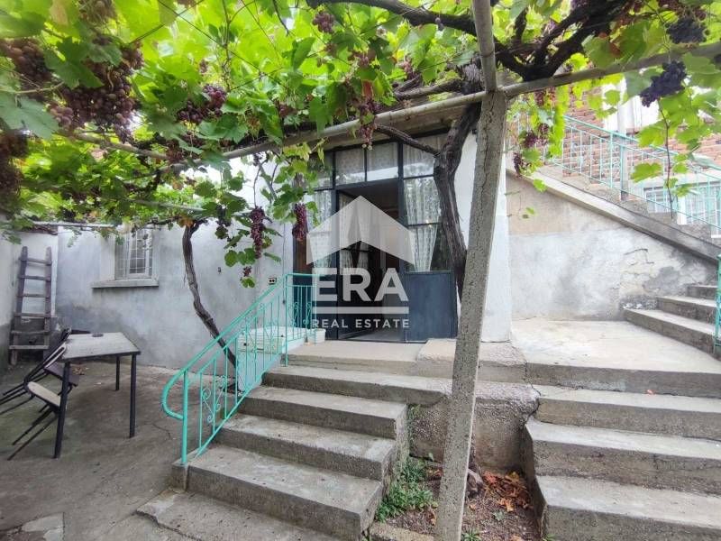 Прекрасна двуетажна къща в село Клокотница