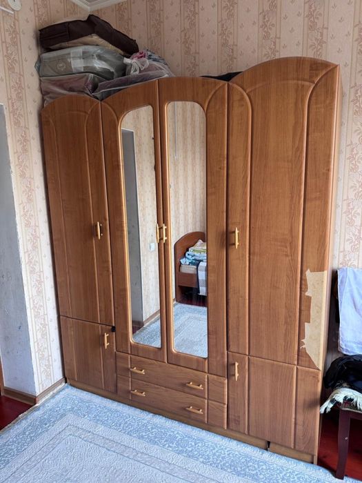 Продается сервант шкаф кухонный и диван