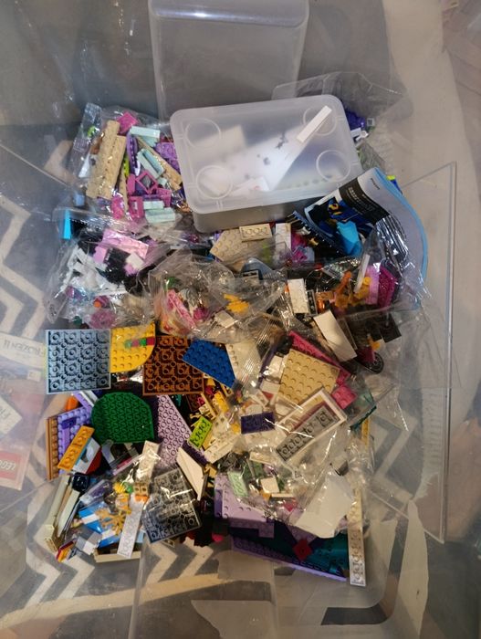 Продавам доста комплекти Lego