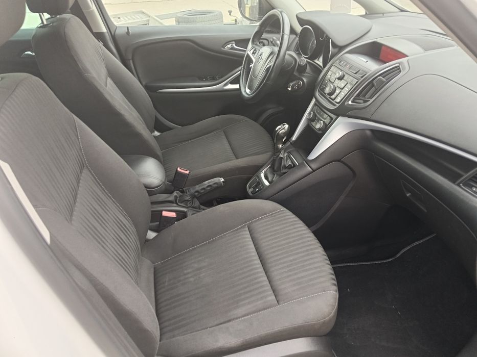 Vând Opel Zafira C