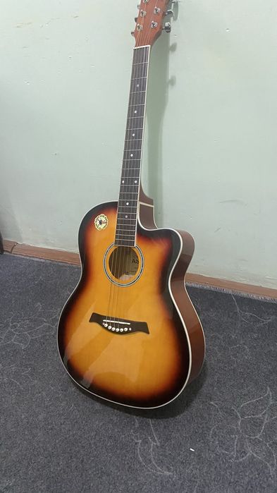 Akostika gitara sotiladi