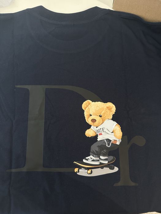 Tricou bleumarin cu imprimeu mare ursuleț pe spate (stil Dior) – Mărimea M