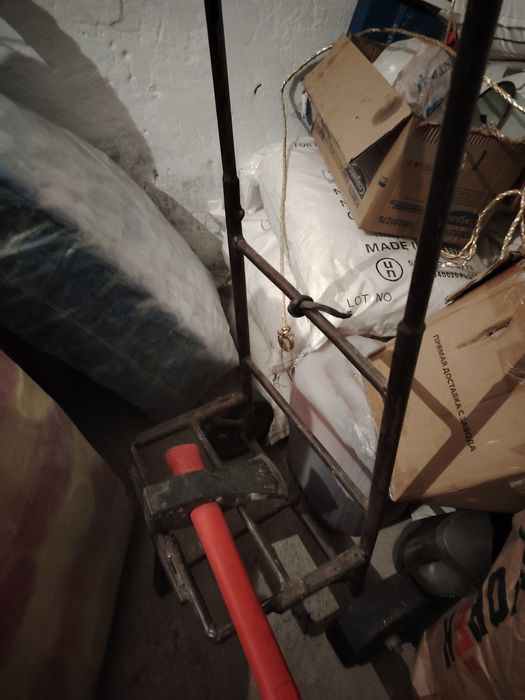 Продам лом, есть лопаты и тележка строительная