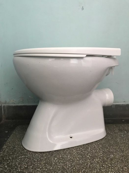 Тоалетна чиния с капак