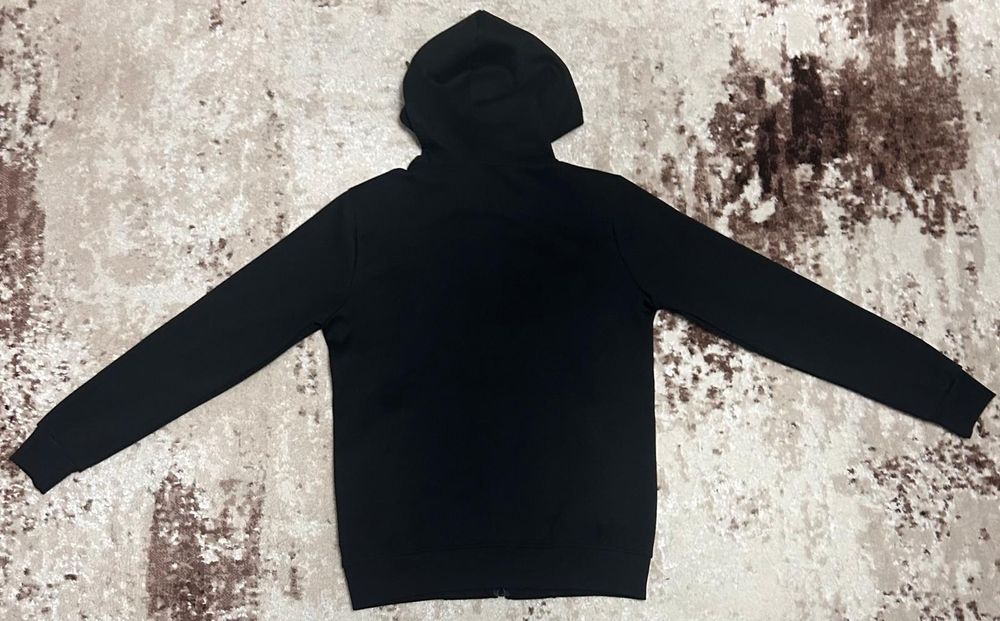 Vând compleu nou de bărbați Boss