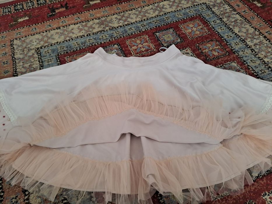 Costum elegant cu broderie,tulle,perlute