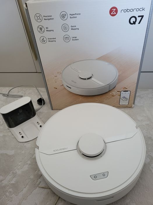 Продаю робот-пылесос roborock q7