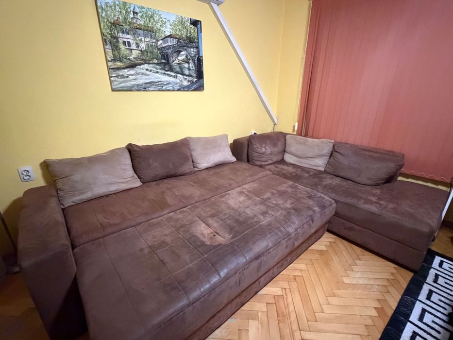 Голям ъглов диван с функция сън и място за съхранение на багаж