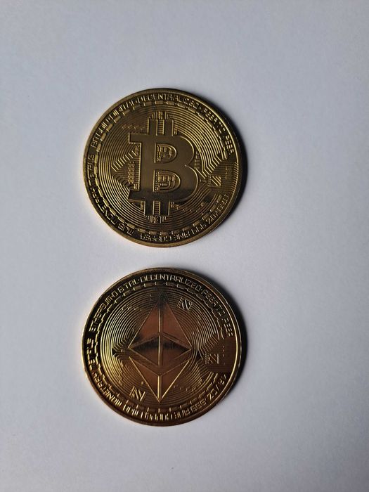 Монети Биткойн, Етериум и сувенирни от Китай.