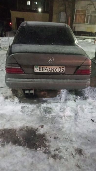 Мерседес 124 седан