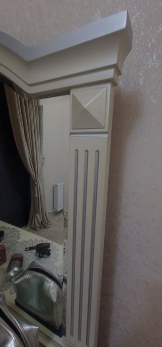 Трюмо сотилади ёнгокдан ранги айвори каймок ранг