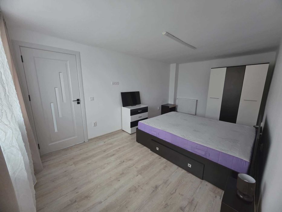 De închiriat – Garsonieră spațioasă la casă, cartier Ștrand