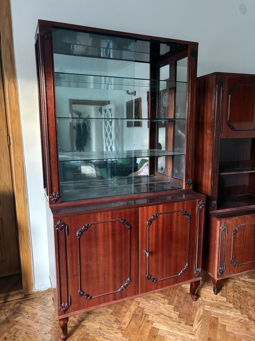 Vitrină elegantă cu rafturi din sticlă și spațiu de depozitare