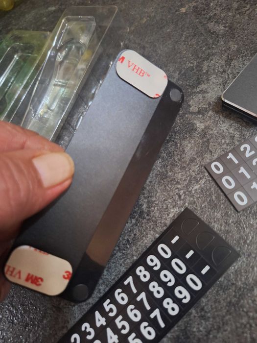 Паркинг номер за табло на кола.