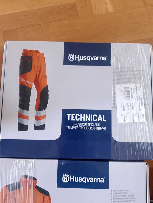 Set Husqvarna.marimea L și bocanci nr44 plus un ham nou. IASI