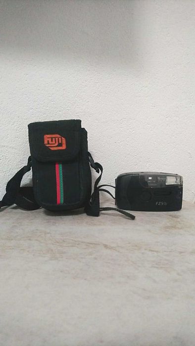 Camera foto vintage Fuji FZ5 pe film 35mm Fujifilm cu gentuta
