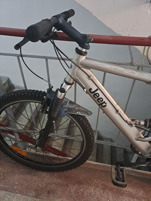 Bicicleta cu suspensii