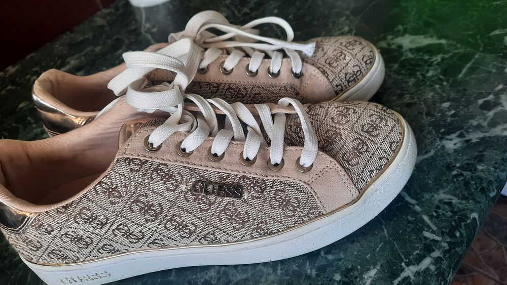 Teniși marca Guess
