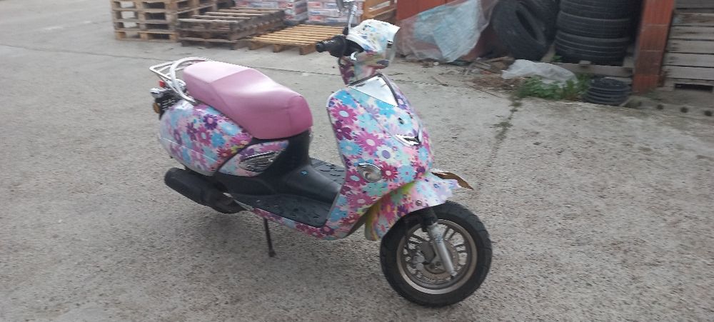 Vind scuter Kimko pe benzina