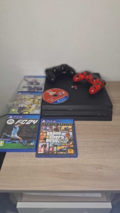 Ps4 pro с 4 игри и 2 джойстика