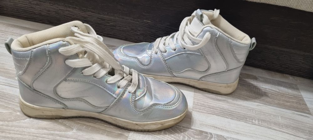 Високи кожени кецове